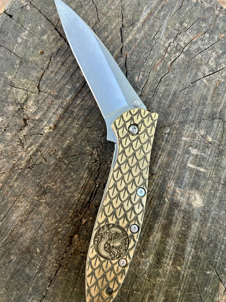 Cuchillo de puerro Kershaw personalizado | Escalas de piel de dragón de latón grabado | Hecho en EE. UU. Foto 4 de 4
