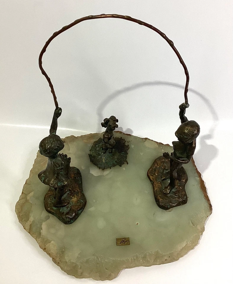 Escultura juguetona de cobre Bijan Bahrein dos niños y perro sobre piedra de colección Foto 2 de 4