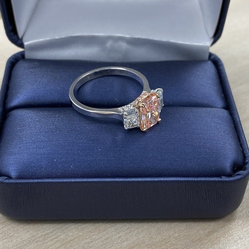 Bague de fiançailles 3 pierres IGI rose vif taille rayonnante diamant cultivé en laboratoire 14 carats 2,40 ctw - Photo 7 sur 11