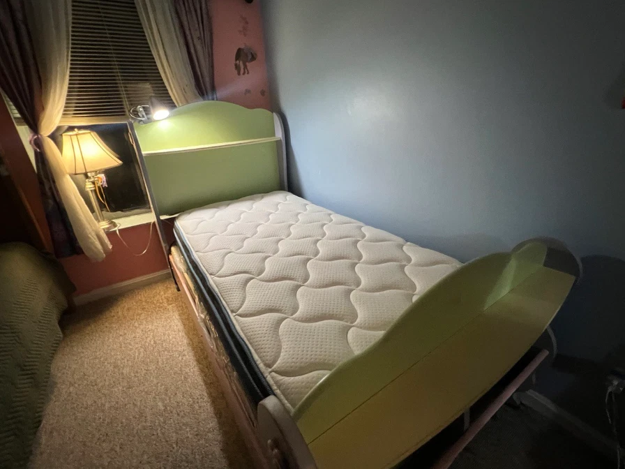 Toys "R" Us Cama Doble para niños, 5-18 edades. Verde y rosa. 1 mesita de noche a juego. Foto 4 de 4