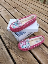New Minnetonka Cassie Slipper Girl s Size 4 Moccasin Pink Mermaid Suede