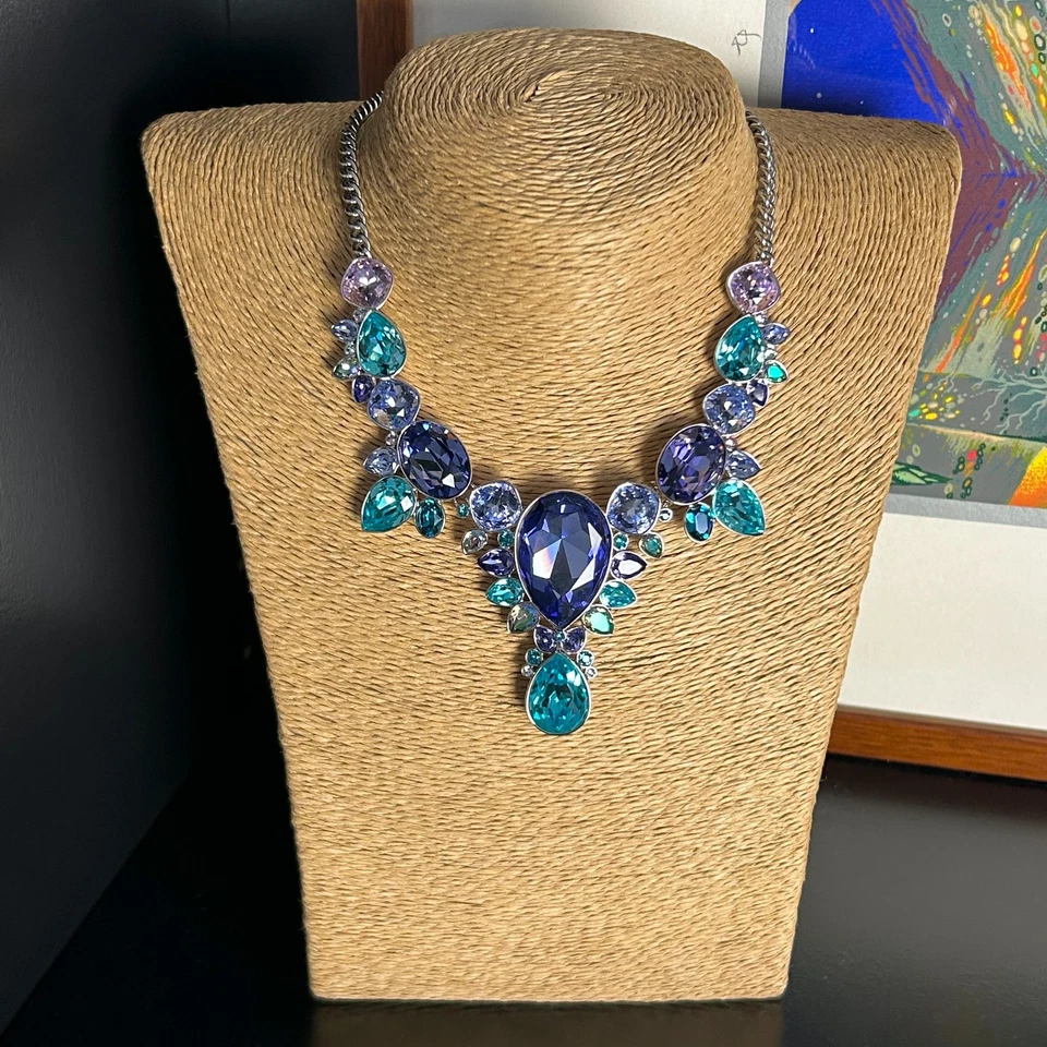 Collar focal ajustable SWAROVSKI grande enchapado en plata con múltiples cristales Foto 4 de 4