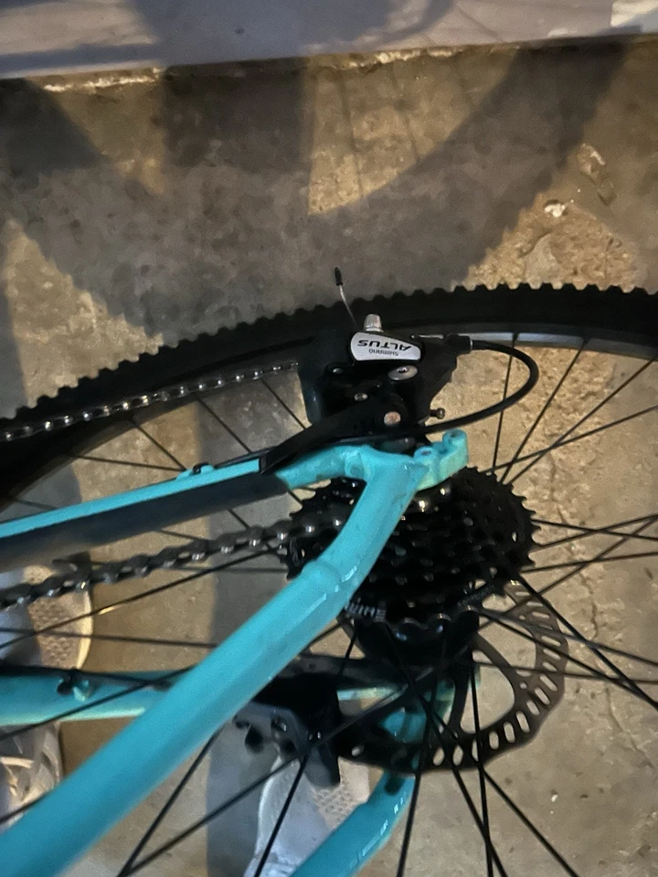 Bicicleta de Montaña Trek Marlin Verde Blanco 29" 29er Frenos de Disco 24 Velocidades 2012 Foto 3 de 4