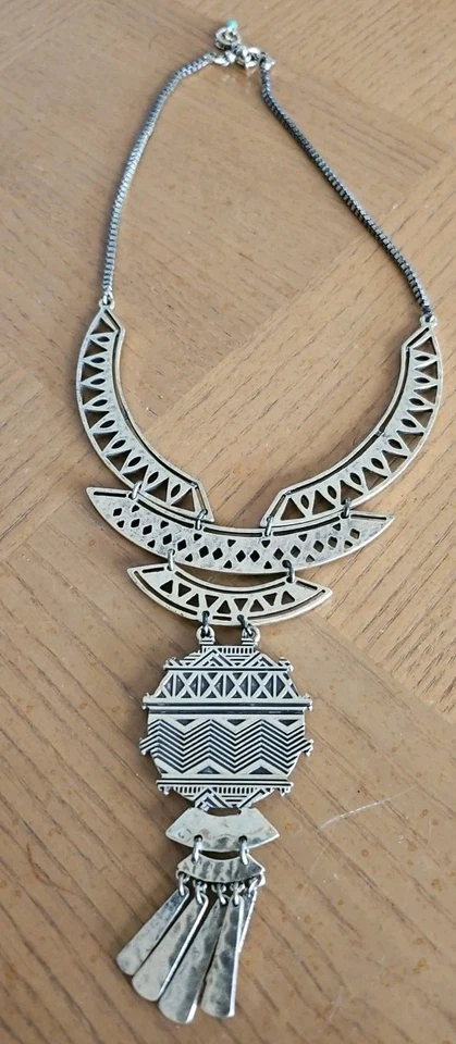 Lucky BRAND Coral Red Flower Gold-tone Openwork Bib Frontal Necklace - Image 3 of 4