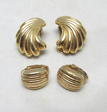Due paia orecchini vintage Christian Dior tono oro conchiglia clip a costine classici