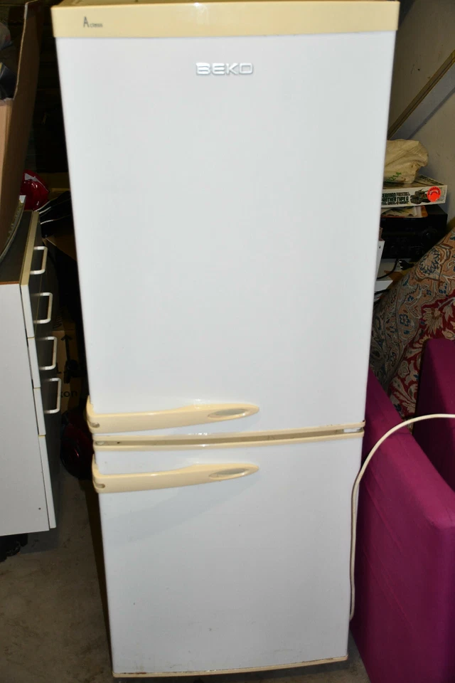 Beko Kühl-/Gefrierkombinationsgerät, weiß, mit Gebrauchsspuren
