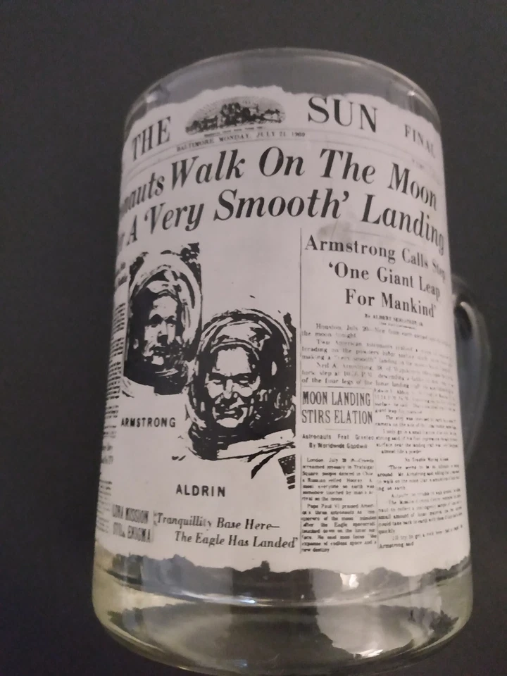 Juego de 4 tazas transparentes vintage 1969 The Sun "Astronauts Walk on the Moon..." Foto 3 de 4