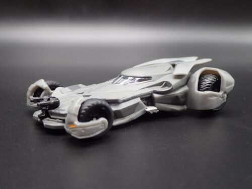 BATMAN Vs Superman Batmobile 1:50 Scala da Collezione Diorama Modellino Auto