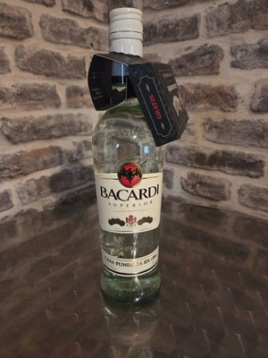 Alte Bacardi Flasche mit damaligem Pokerspielkarten Zubehör  ''ungeöffnet''  0,7 l