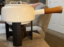 VTG EUC Dansk Kobenstyle White Enamel Cast Iron Wood Handle Fondue Pot & Stand