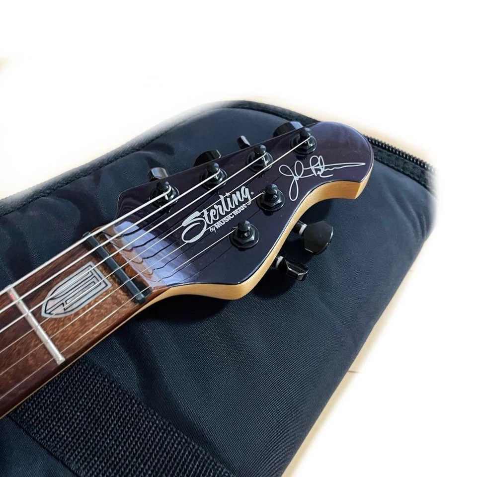 Guitarra Eléctrica Music Man Sterling de JP60 Negra con Estuche y Foto 3 de 3