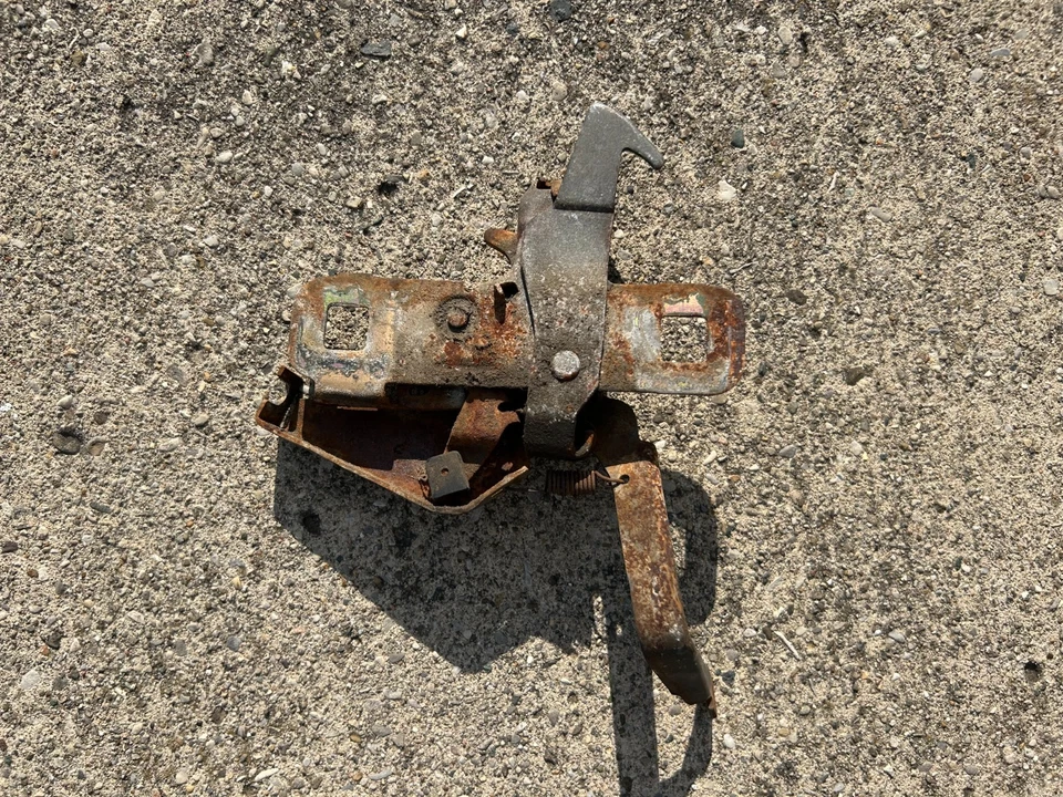 Conjunto de bloqueo de capó usado OEM 1992-1996 Ford F150 Bronco F250 F350 Foto 4 de 4