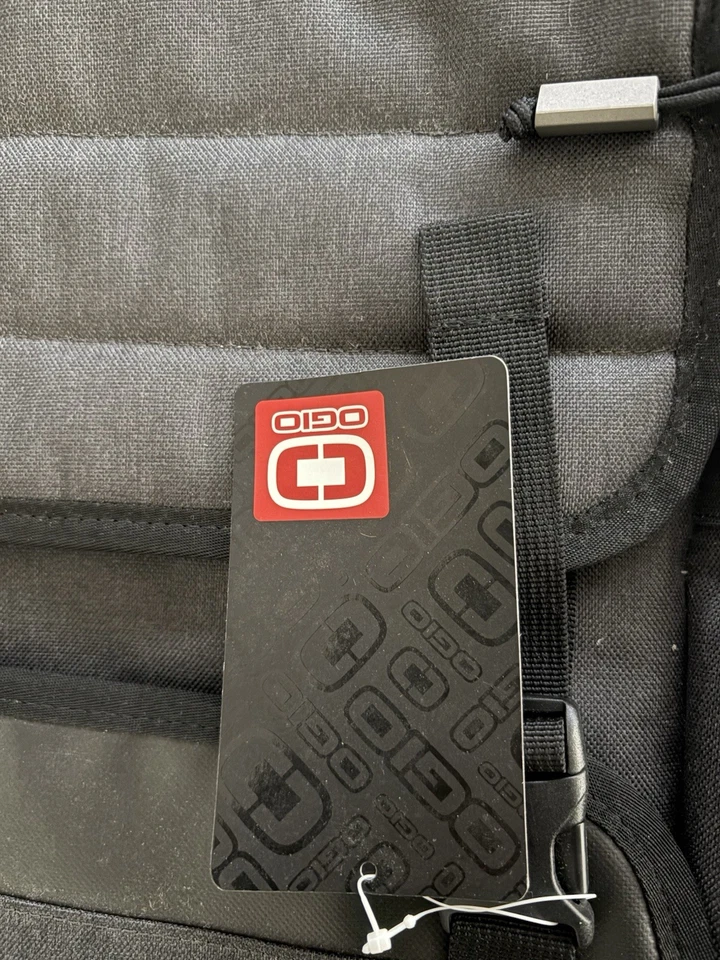 Mochila masculina cinza OGIO com fecho de fivela e remendo de bandeira americana - Imagem 3 de 3