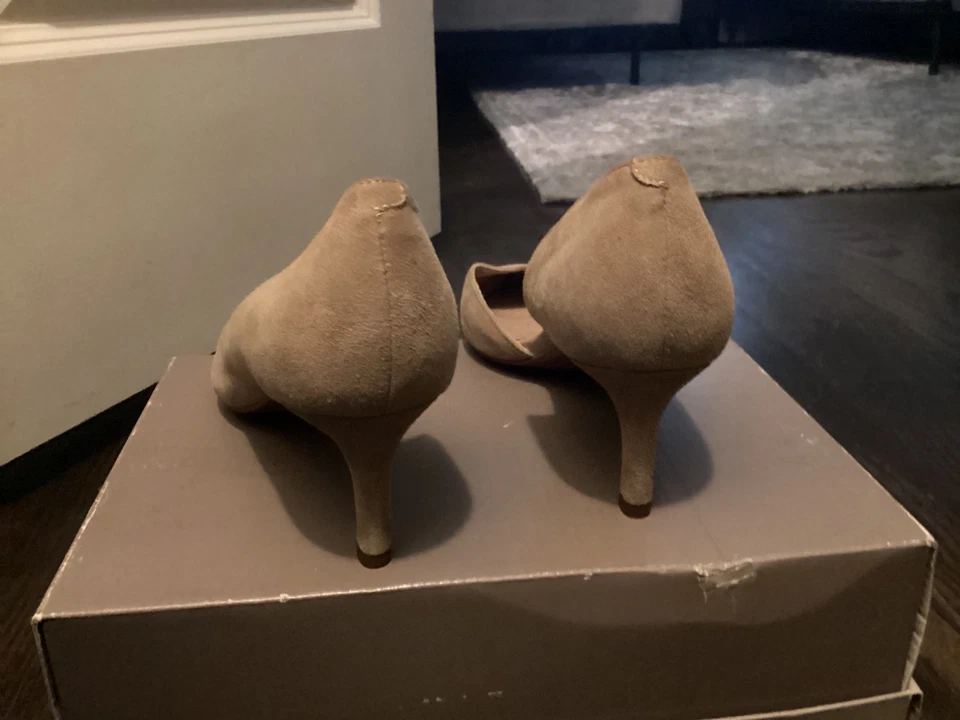 Zapatos de salón banana republic biege gamuza talla 7,5 Foto 2 de 4