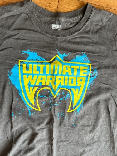 T-SHIRT WWEAR AUTENTICA WWE THE ULTIMATE WRIOR MASK WRESTLING GRIGIO L - Foto 2 di 4