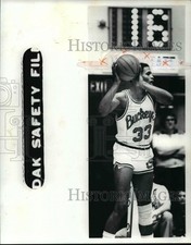 Press Photo Clark Kellogg throws in the ball. - cvb64549
