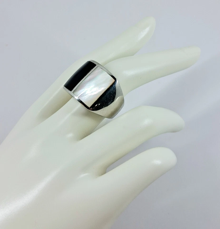 Anello in argento 925 rodiato a fascione con madreperla naturale e onice  - Immagine 3 di 4