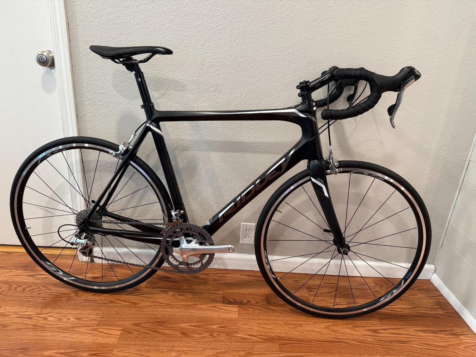 58CM LARGE RIDLEY FENIX CARBON ROAD BIKE - EXCELLENT CONDITION