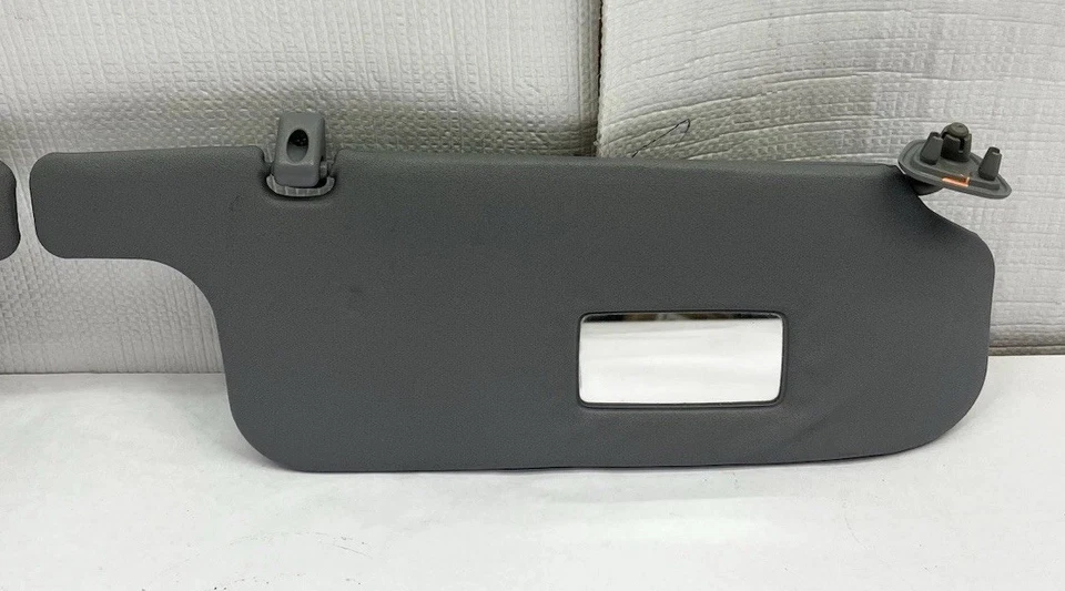 Par de clips de pantalla de vinilo gris parasol Toyota Rav4 1996-2000 incluidos Foto 4 de 4