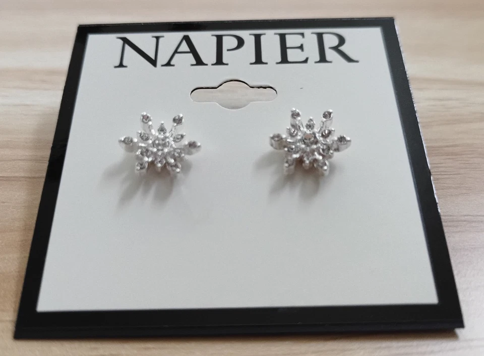 Новый Napier серебристого тона кристалл снежинка серьги-гвоздики - Изображение 2 из 4