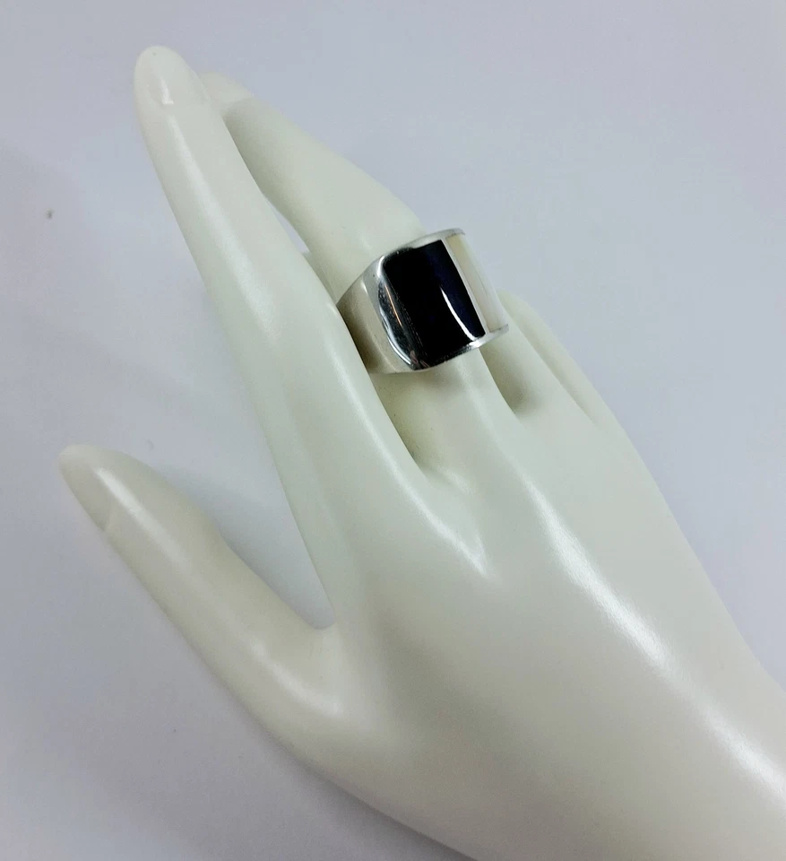 Anello in argento 925 rodiato a fascione con madreperla naturale e onice  - Immagine 4 di 4