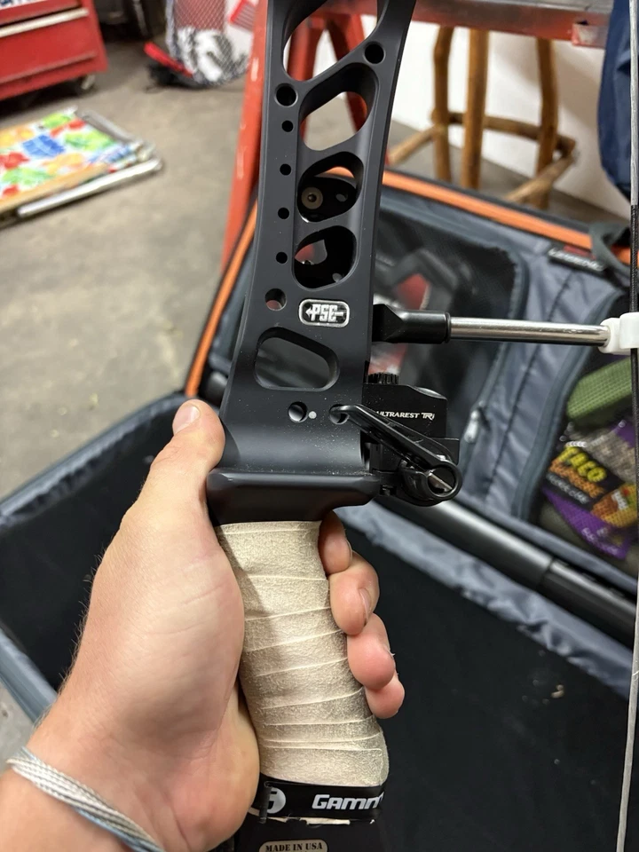 PSE Supra X 40 Right Handed Black 60lb EM2 Target Bow - Image 2 of 4