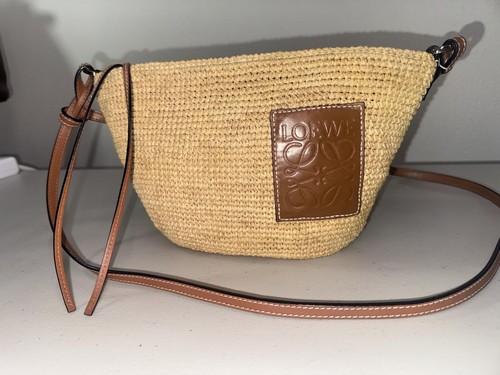 $990 Authentic Loewe Slit Pochette Raffia Leather Crossbody Handbag Purse Tan