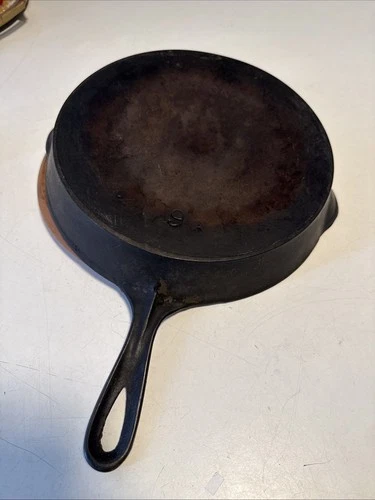 Vintage National #9 A cast iron skillet heat ring, double pour Wagner Erei, Pa
