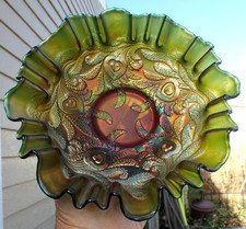 FENTON HEART & VINE GREEN CARNIVAL GLASS RUFFLED AND CRIMPED COLLAR FOOTED BOWL