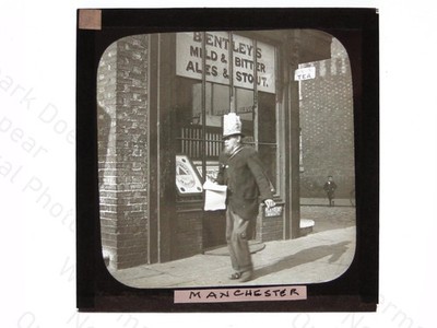 Großer Mannhut draußen Pub Bentley's Ales Manchester magische Laterne Folie um 1900