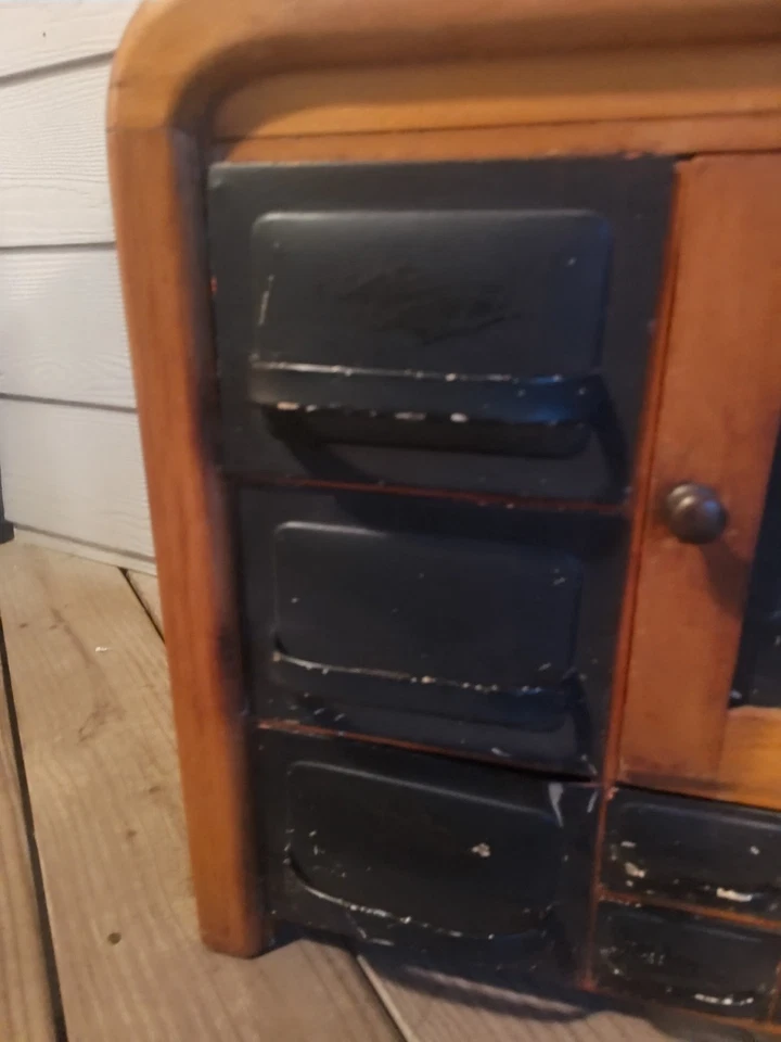 Винтажный кленовый настольный или настенный шкаф для специй 1920-30-х годов с жестяными ящиками - Изображение 2 из 4