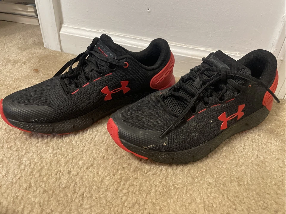 Zapatos Under Armour Charged Rogue negros/rojos talla 7y Foto 2 de 4