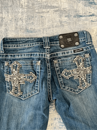 Pantalones de mezclilla Miss Me con estrás tachonados adornados corte bota talla 27" - Imagen 4 de 6