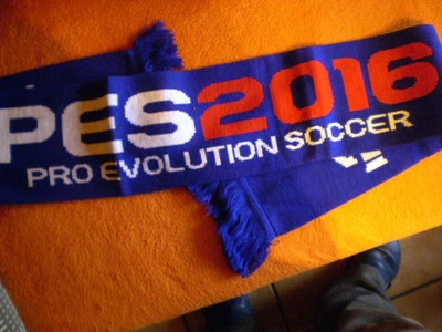 Schal mit Pro Evolution Soccer Motiv von KONAMI Merchandise in Blau/Bunt 150 cm