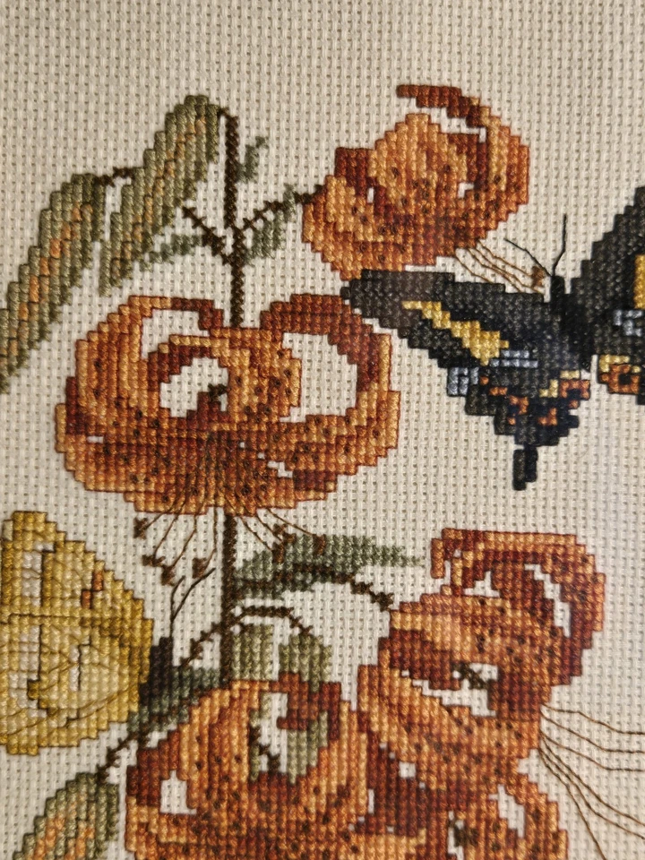 Arte de pared Cottagecore pastel lirio y mariposas enmarcado a punta de aguja  Foto 4 de 4