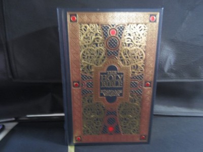 Holly Bible King James Version Barnes & Noble Excellent Condtion Hardcover Book