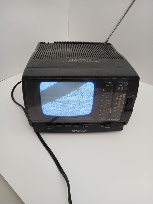 Emerson 5.5” Portable Color Television FM AM AC/DC w/ power ,car charger cord