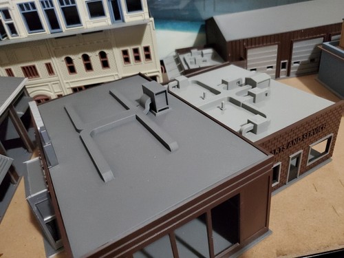 INTERNATIONAL DEALERSHIP S SCALE BUILDING-DIORAMA - Picture 3 of 12