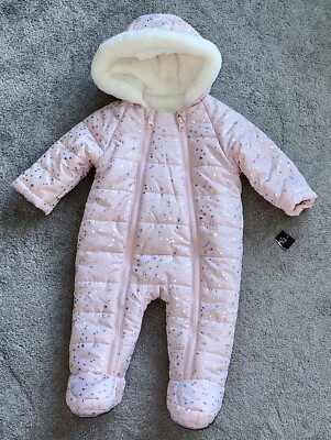 BRANDNEU MIT ETIKETT - DUNNES STORE - SCHNEEANZUG - 3 - 6 MTHS - PINK MIT SILBERHERZ DESIGN