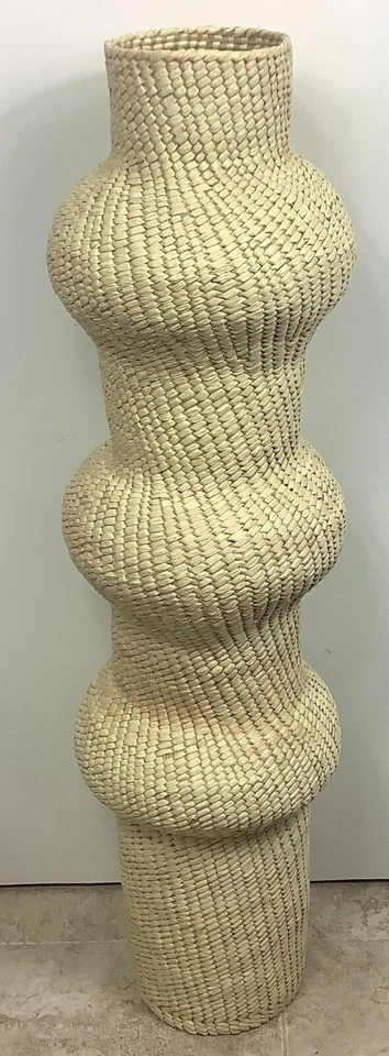 大号抽象手工编织棕榈雕塑篮子 43.25 英寸 H — 第 2/4 张图片
