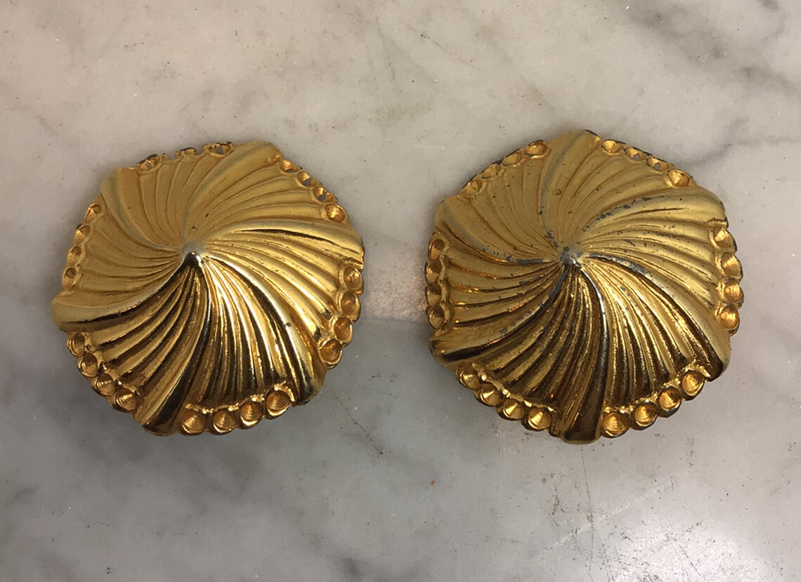 Vintage JAY FEINBERG Gold Tone Swirl Clip On Earrings  display picture 2