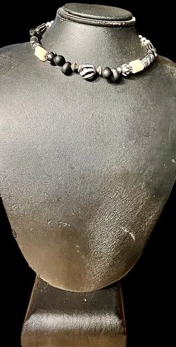 VETEMENTS Collana girocollo 15" in marmo zebrato agata nera e calcite