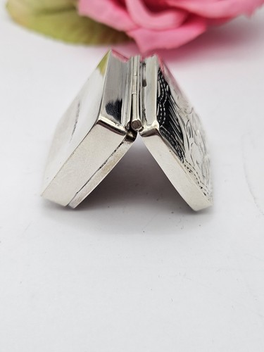 Halkmarked Sterling Silver Miniature Square Floral Pill Box. Ari Norman - Picture 8 of 10