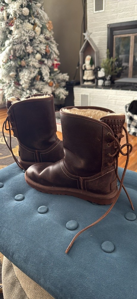 Uggs Size 5 Leather Lined Back Laces.
