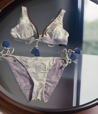 Dolce Vita 2 Pezzi Costume da Bagno Donna Med Lavanda e Bianco Nappe Laterali Inserti Cravatta