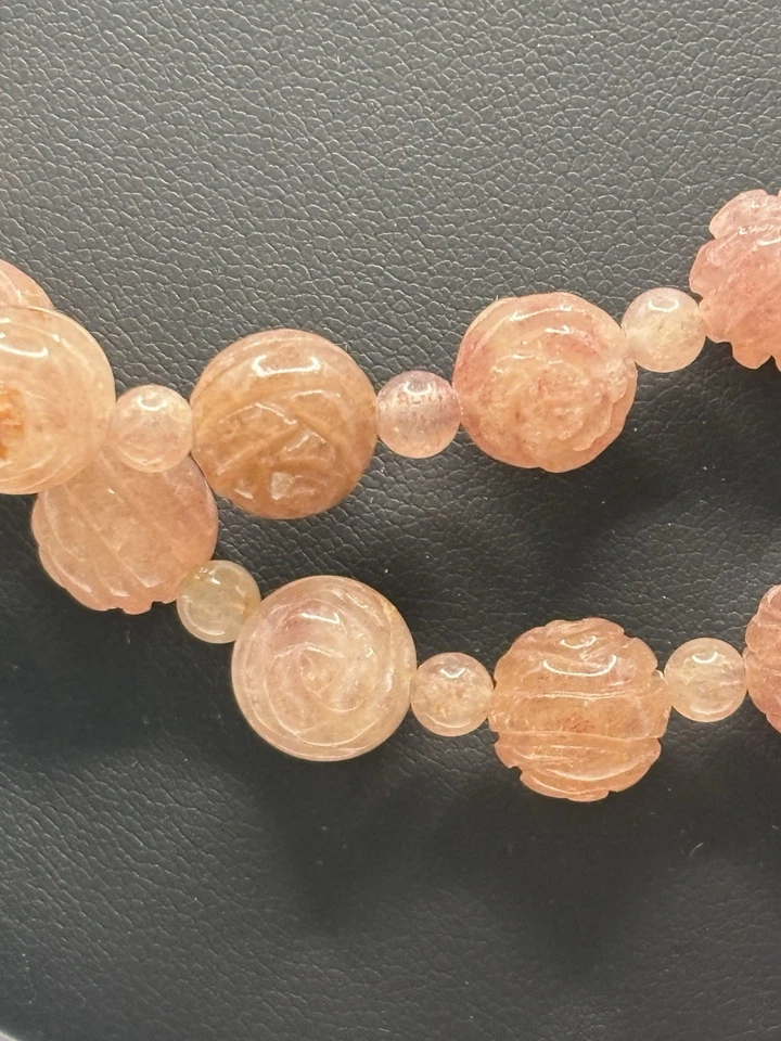 "Collar de cuarzo rosa tallado de plata de ley (925) de 18"" de Desert Rose Trading" Foto 2 de 4