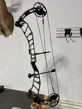 PSE Fortis 33 EC2 70 Pounds Right Hand Compound Bow Kuiu Verde