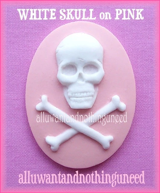 3 БЕЛЫХ ЧЕРЕПА на РОЗОВЫХ 40 x 30 мм ПАНК ГОТИЧЕСКИЕ ПИРАТСКИЕ КАМЕИ - Изображение 2 из 2