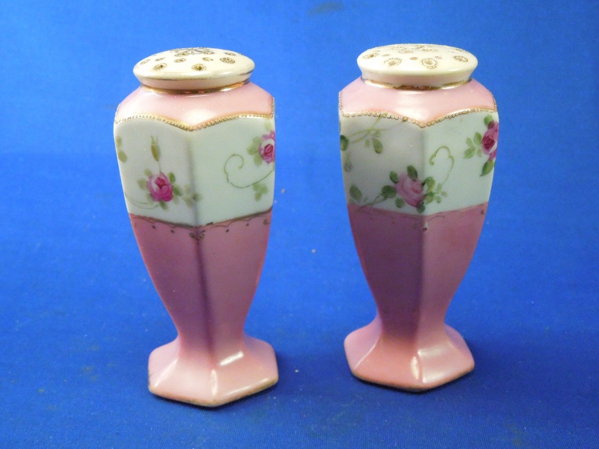   花柄Salt and pepper ２個 Vintage Set of 2 Hand Painted Salt & Pepper Shakers W/ Flower Art