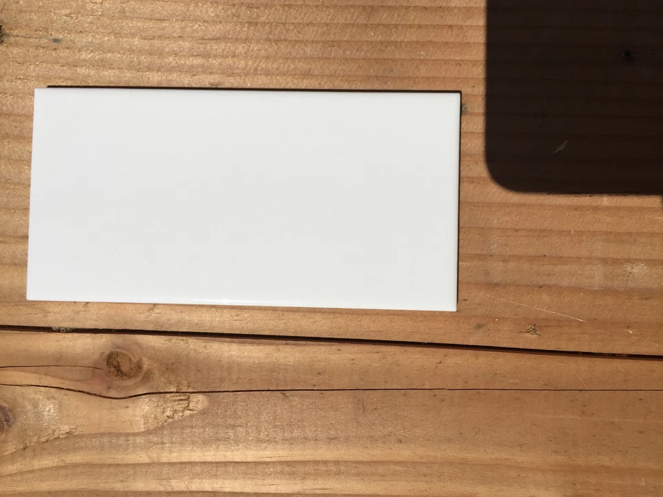 BRAND NEW 3” x 6” White Gloss Subway Tiles, SAMPLE TILE ONLY - Image 2 of 4